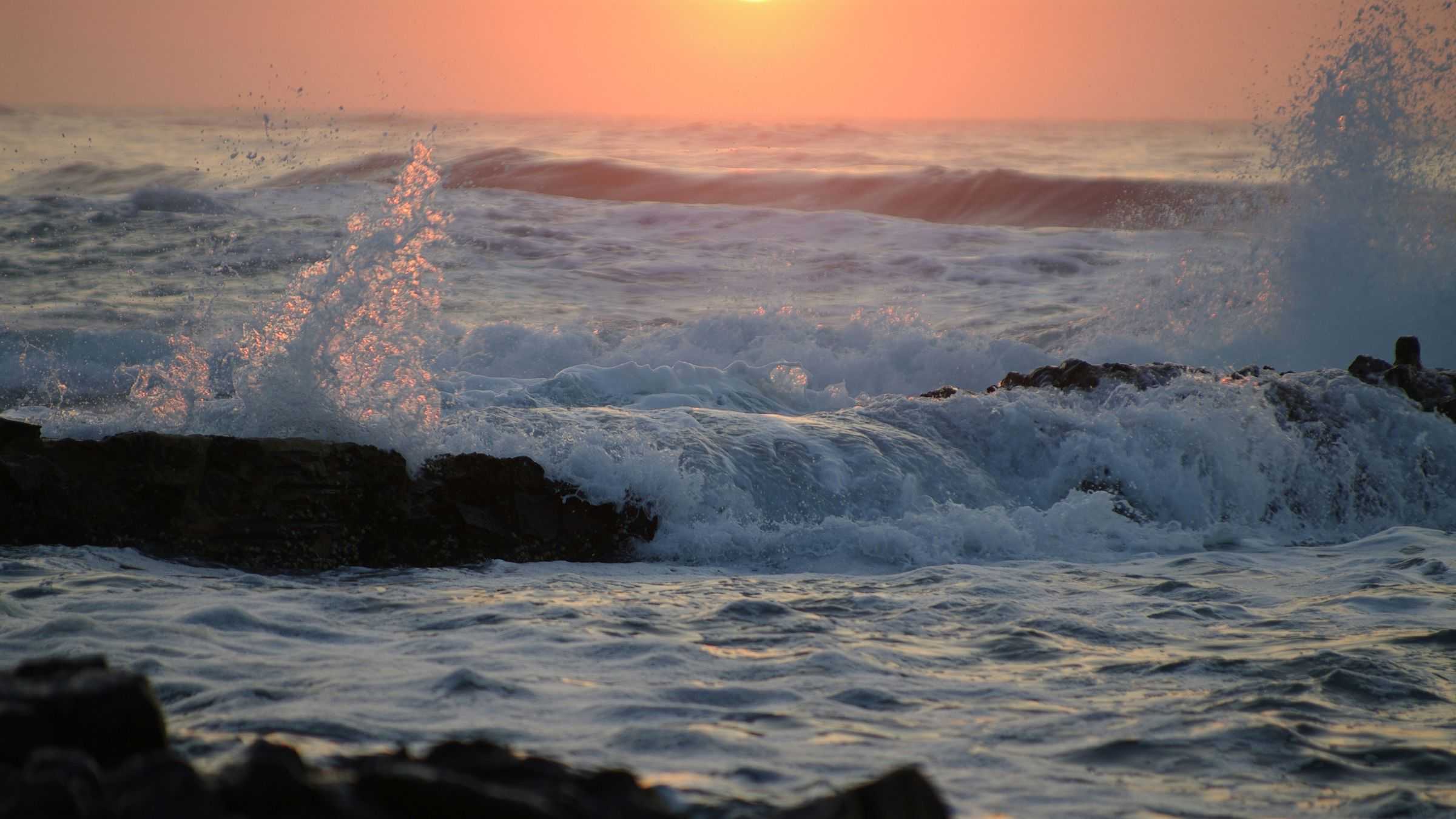 Apa yang Membuat Pantai Selatan Ombaknya Besar? Ini Penjelasannya